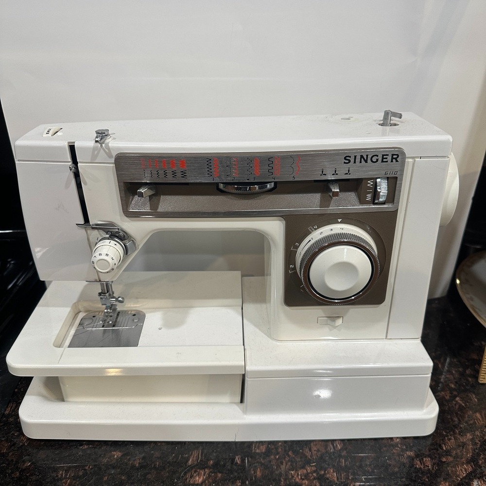 VINTAGE Singer 6110 Sewing Machine White Free Arm Zigzag Stitches Italy Made